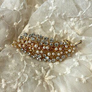 Elegant Gold Leaf Bridal Hair Barrette – Crystals & Pearls